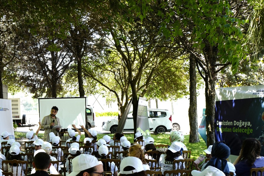 Haliç’te Atıklar Sanata Dönüştü}